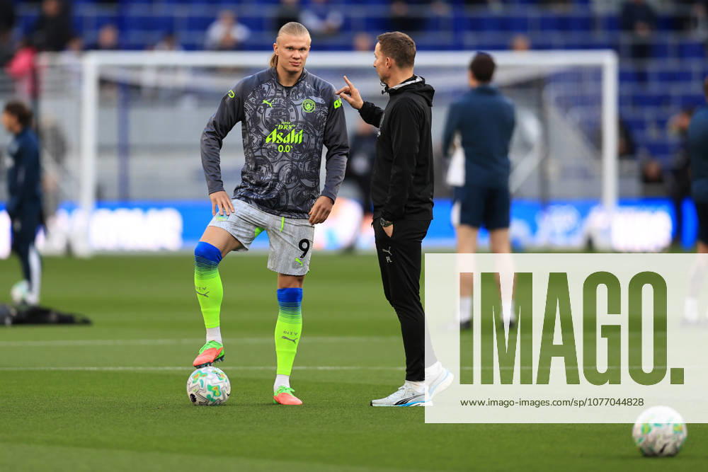 4th May 2026; Hill Dickinson Stadium, Liverpool, England; Premier League Football, Everton versus Manchester City; Manchester City assistant coach Pep Lijnders speaks with Erling Haaland DavidxBlunsden