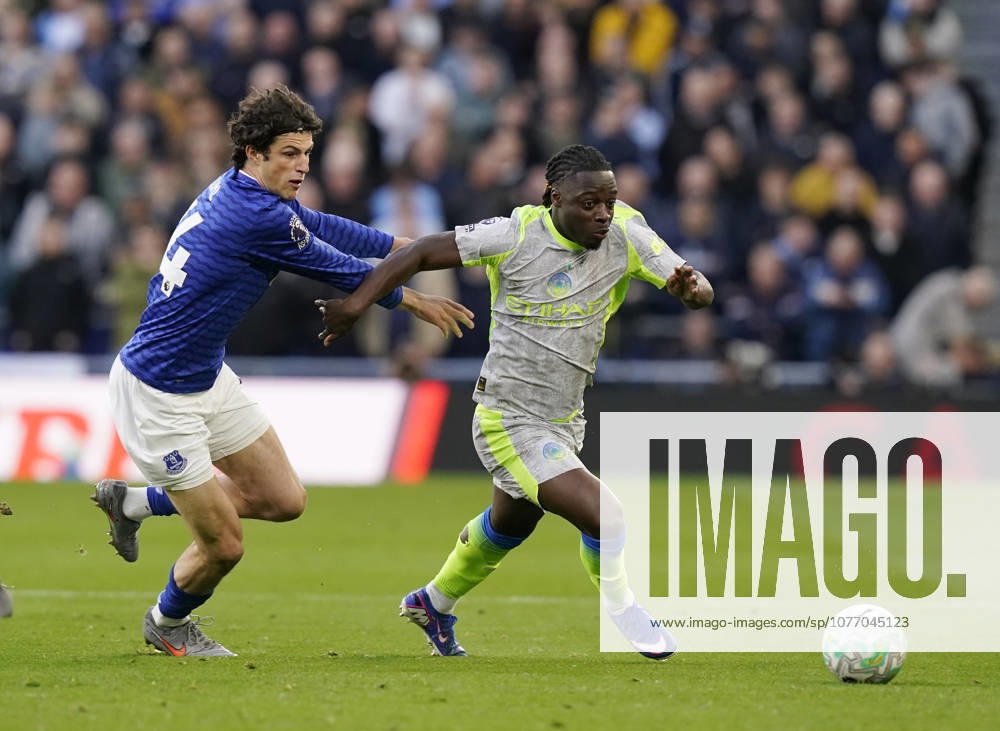 Liverpool, England, 4th May 2026. Merlin Röhl of Everton tackles Jeremy Doku of Manchester City during the Everton vs Manchester City Premier League match at Hill Dickinson Stadium, Liverpool. Picture credit should read: Andrew Yates Sportimage . SPI_009_AY_Everton_Man_City SPI-4779-0009