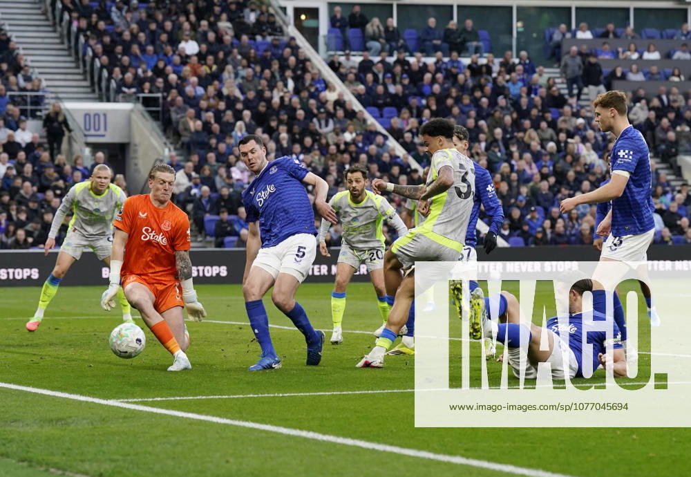 Liverpool, England, 4th May 2026. Jordan Pickford of Everton saves a shot by Nico OReilly of Manchester City during the Everton vs Manchester City Premier League match at Hill Dickinson Stadium, Liverpool. Picture credit should read: Andrew Yates Sportimage . SPI_015_AY_Everton_Man_City SPI-4779-0015