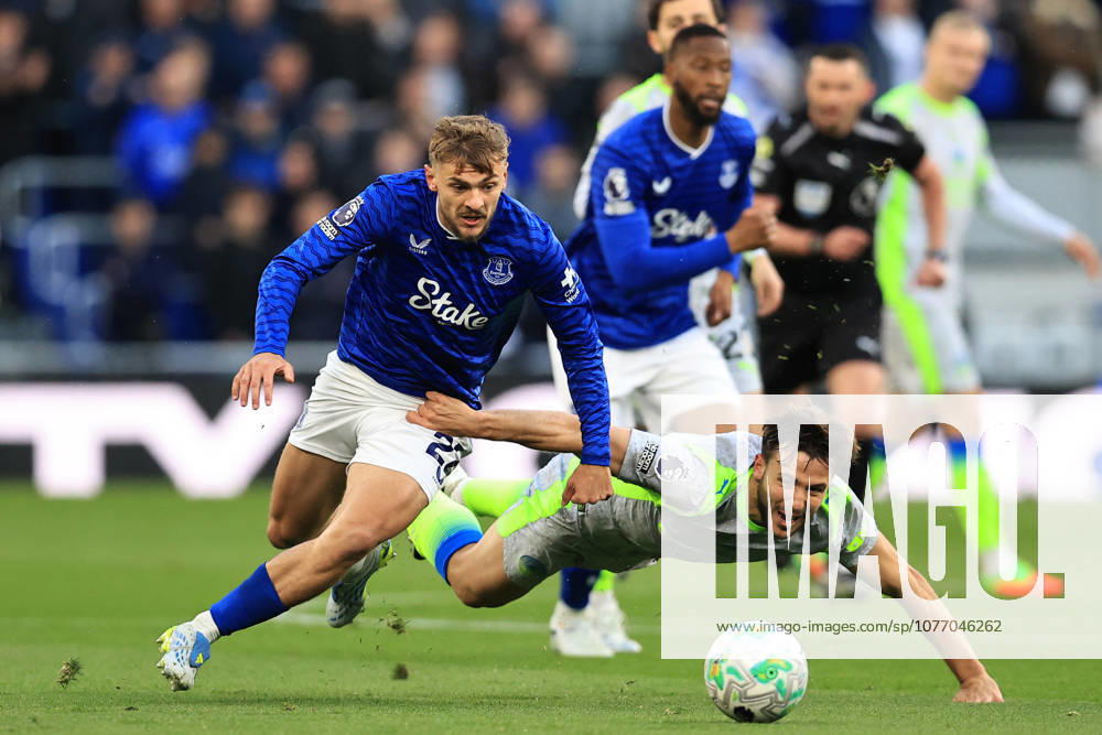 4th May 2026; Hill Dickinson Stadium, Liverpool, England; Premier League Football, Everton versus Manchester City; Kiernan Dewsbury-Hall of Everton competes for the ball with Nico Gonzales of Manchester City DavidxBlunsden