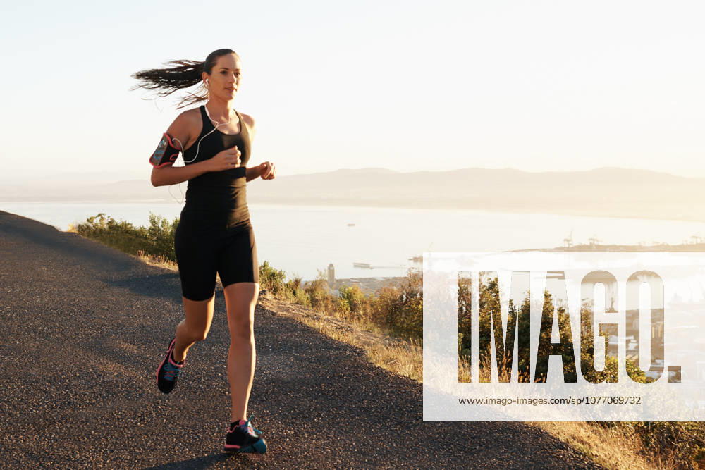 Its a beautiful morning for a run. a young woman listening to music while she runs outdoors (License=RF) 19976947 ,model released, Symbolfoto