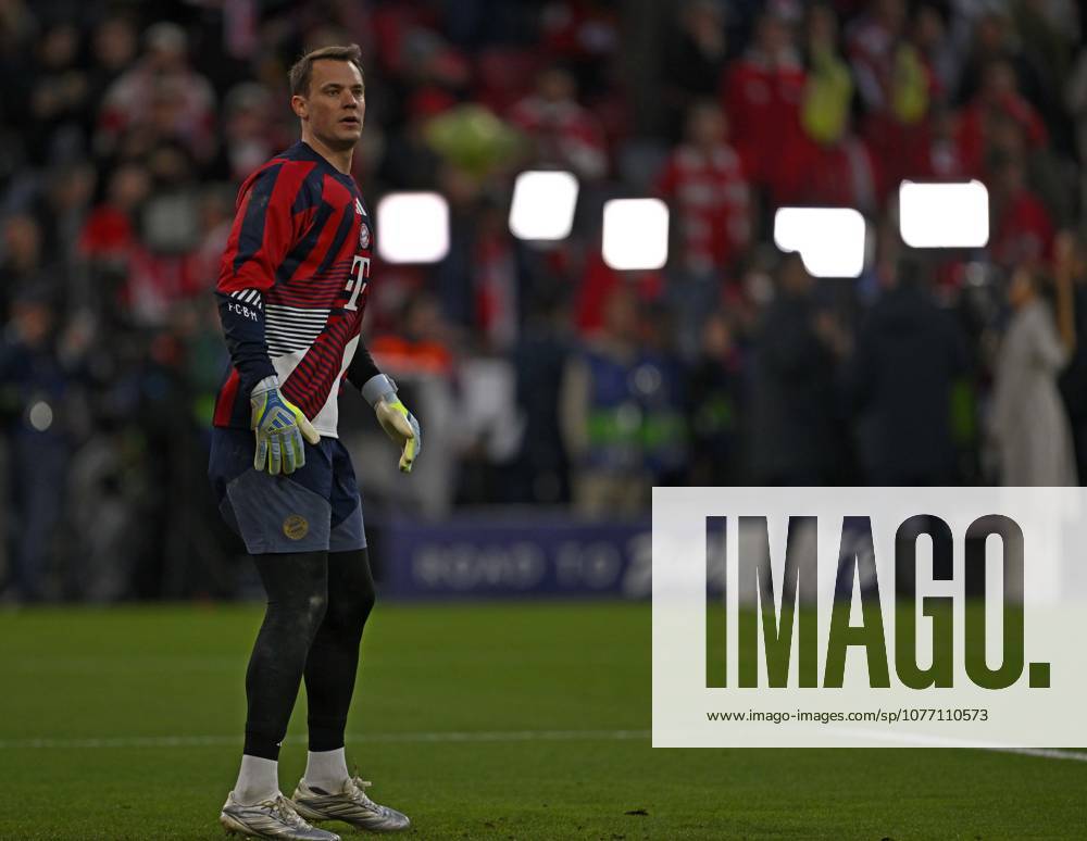 Football UEFA Championsleague 2025 2026 semi-final second leg, FC Bayern Munich Paris St Germain, in the Allianz Arena Munich, Goalkeeper Manuel Neuer FC Bayern Munich pensive in the light DFL and DFB regulations prohibit any use of photographs as image sequences and or quasi video