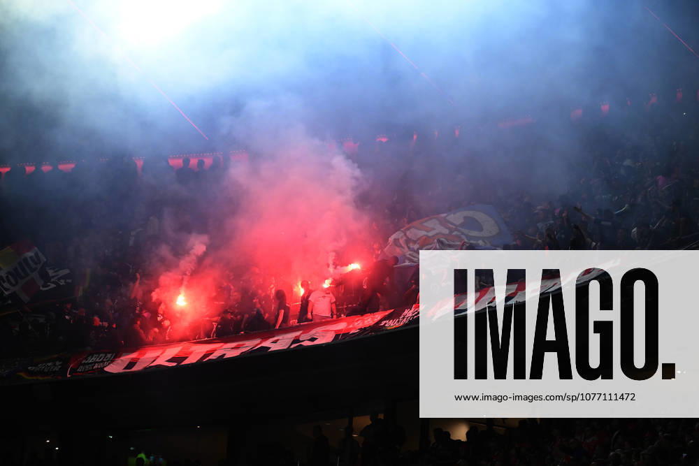 Football UEFA Champions League 1 2 Final, FC Bayern Muenchen Paris St Germain v l Fans, Spectators, Jerseys, Mood, Emotions Paris to end Pyrotechnics, Benglos, Smoke, Fog, Fireworks Muenchen
