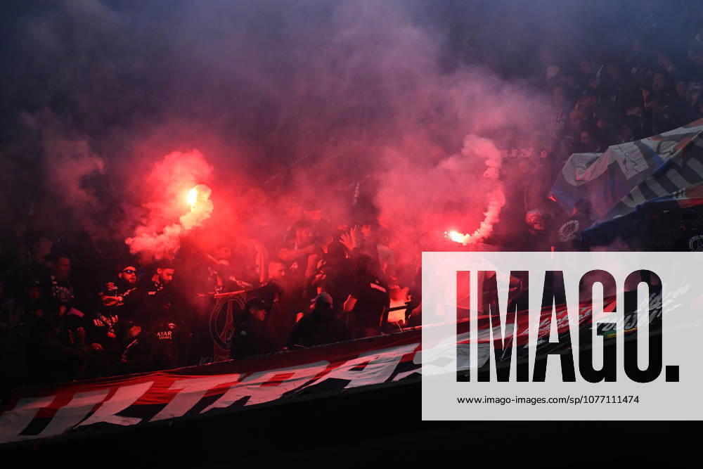 Football UEFA Champions League 1 2 Final, FC Bayern Muenchen Paris St Germain v l Fans, Spectators, Jerseys, Mood, Emotions Paris to end Pyrotechnics, Benglos, Smoke, Fog, Fireworks Muenchen