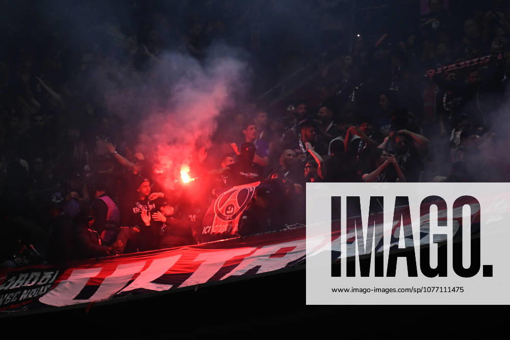 Football UEFA Champions League 1 2 Final, FC Bayern Muenchen Paris St Germain v l Fans, Spectators, Jerseys, Mood, Emotions Paris to end Pyrotechnics, Benglos, Smoke, Fog, Fireworks Muenchen