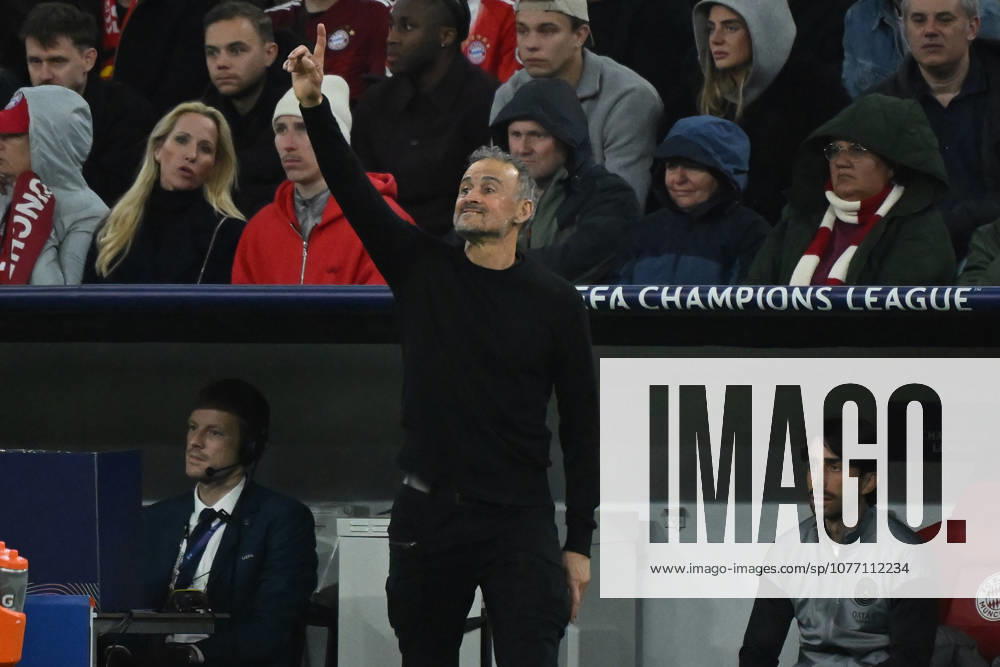 Football UEFA Champions League 1 2 Final, FC Bayern Muenchen Paris St Germain v l Coach Luis Enrique Paris St Germain gives instructions, gesticulates, gesticulate with arms gives instructions, gesticulate Muenchen