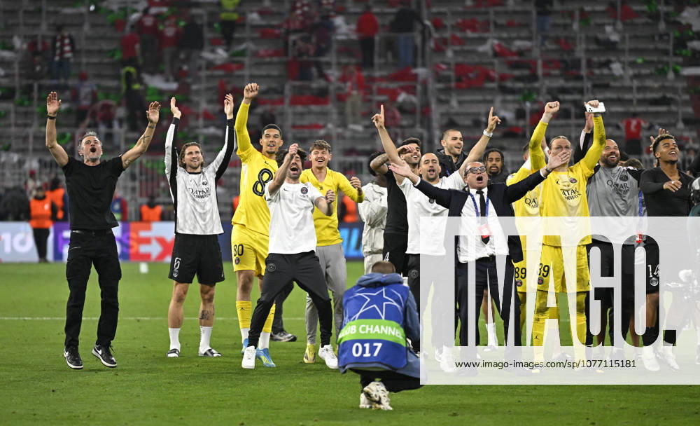 Football UEFA Championsleague 2025 2026 semi-final second leg, FC Bayern Munich Paris St Germain, in the Allianz Arena Munich, The Paris players celebrate with their coach Luis Enrique FC Paris Saint Germain DFL and DFB regulations prohibit any use of photographs as image sequences and or quasi video