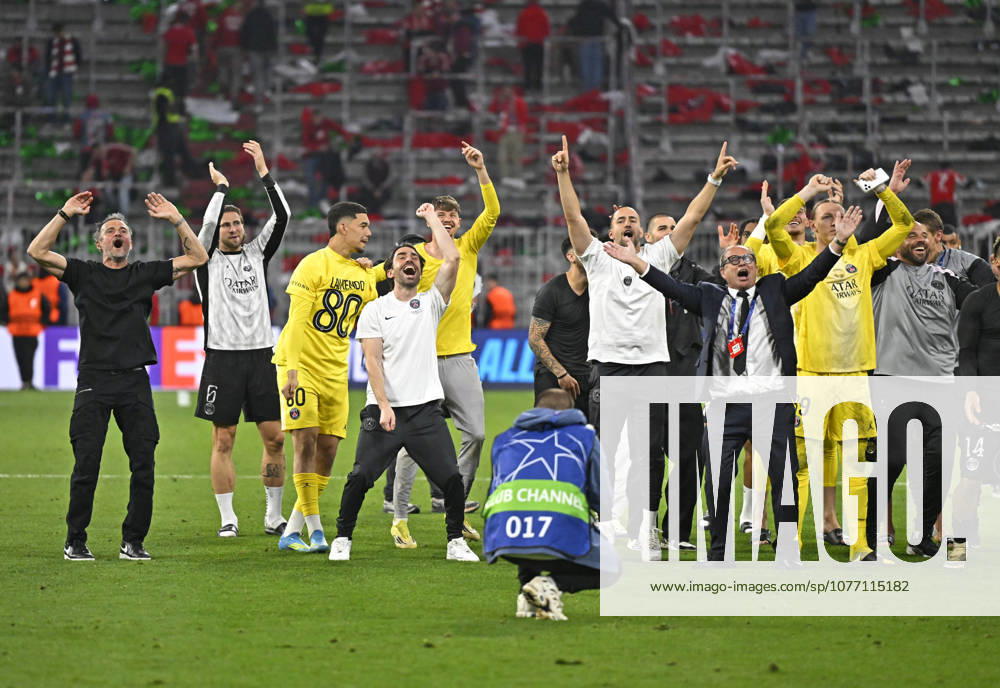Football UEFA Championsleague 2025 2026 semi-final second leg, FC Bayern Munich Paris St Germain, in the Allianz Arena Munich, The Paris players celebrate with their coach Luis Enrique FC Paris Saint Germain DFL and DFB regulations prohibit any use of photographs as image sequences and or quasi video