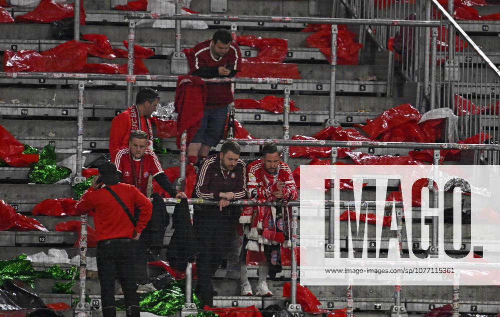 Football UEFA Championsleague 2025 2026 semi-final second leg, FC Bayern Munich Paris St Germain, in the Allianz Arena Munich, Die Bayernfans sind traurig DFL and DFB regulations prohibit any use of photographs as image sequences and or quasi video