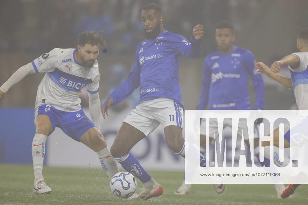 Futbol, Universidad Catolica vs Cruzeiro. Copa Libertadores 2026. El jugador de Cruzeiro Gerson Da Silva, centro, disputa el balon con Eugenio Mena de Universidad Catolica durante el partido de la fecha 4 del grupo D de la Copa Libertadores realizado en el estadio Claro Arena de Santiago, Chile. 06 05 2026 Andres Pina Photosport Football, Universidad Catolica vs Cruzeiro. 2026 Copa Libertadores Championship. Cruzeiro player Gerson Da Silva, center, vies for the ball against Eugenio Mena of Universidad Catolica during the Copa Libertadores, group D fourth turn match at Claro Arena in Santiago, Chile. 06 05 2026 Andres Pina Photosport Universidad Catolica vs Cruzeiro, Copa Libertadores 2026
