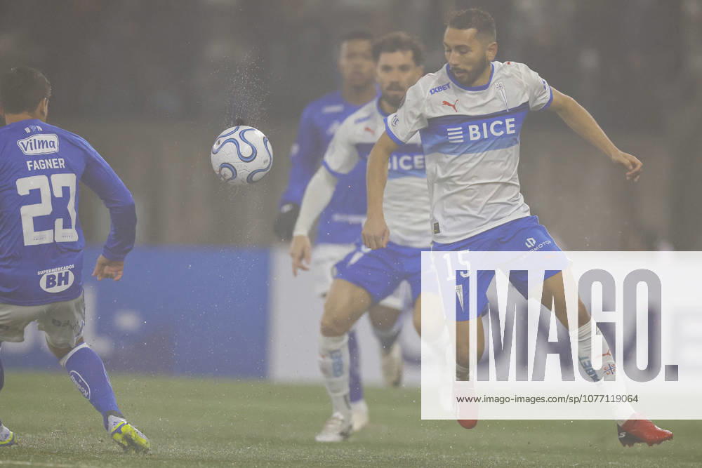Futbol, Universidad Catolica vs Cruzeiro. Copa Libertadores 2026. El jugador de Universidad Catolica Cristian Cuevas es fotografiado durante el partido de la fecha 4 del grupo D de la Copa Libertadores contra Cruzeiro disputado en el estadio Claro Arena de Santiago, Chile. 06 05 2026 Andres Pina Photosport Football, Universidad Catolica vs Cruzeiro. 2026 Copa Libertadores Championship. Universidad Catolica player Cristian Cuevas is pictured during the Copa Libertadores, group D fourth turn match against Cruzeiro at Claro Arena in Santiago, Chile. 06 05 2026 Andres Pina Photosport Universidad Catolica vs Cruzeiro, Copa Libertadores 2026