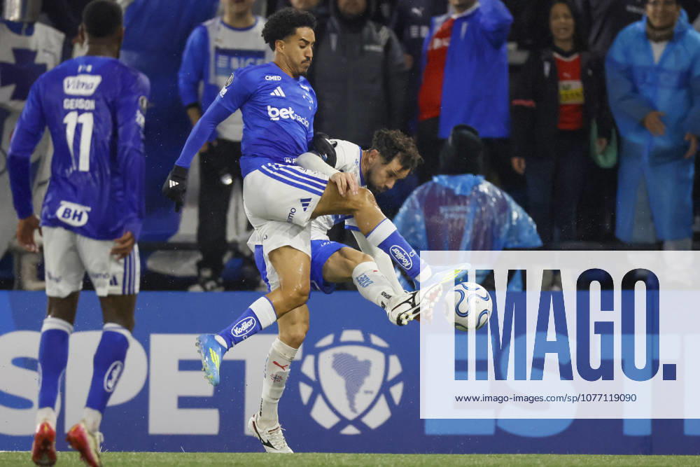 Futbol, Universidad Catolica vs Cruzeiro. Copa Libertadores 2026. El jugador de Cruzeiro Christian Alves, izquierda, disputa el balon con Eugenio Mena de Universidad Catolica durante el partido de la fecha 4 del grupo D de la Copa Libertadores realizado en el estadio Claro Arena de Santiago, Chile. 06 05 2026 Andres Pina Photosport Football, Universidad Catolica vs Cruzeiro. 2026 Copa Libertadores Championship. Cruzeiro player Christian Alves, left, vies for the ball against Eugenio Mena of Universidad Catolica during the Copa Libertadores, group D fourth turn match at Claro Arena in Santiago, Chile. 06 05 2026 Andres Pina Photosport Universidad Catolica vs Cruzeiro, Copa Libertadores 2026