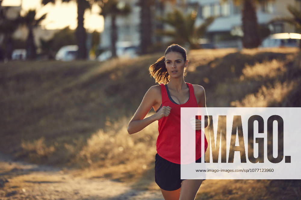 Keep on heading towards the results you seek. a sporty young woman exercising outdoors (License=RF) 20037398 ,model released, Symbolfoto