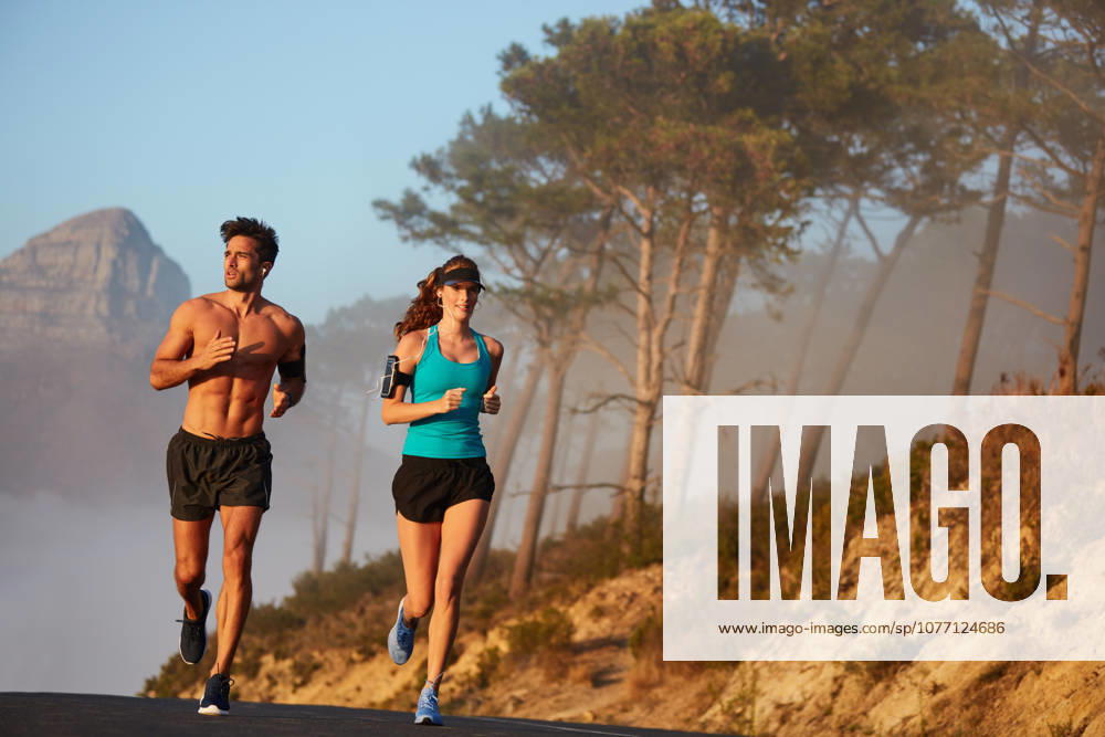The body achieves what the mind believes. an athletic young couple out for a run in the morning (License=RF) 20059757 ,model released, Symbolfoto