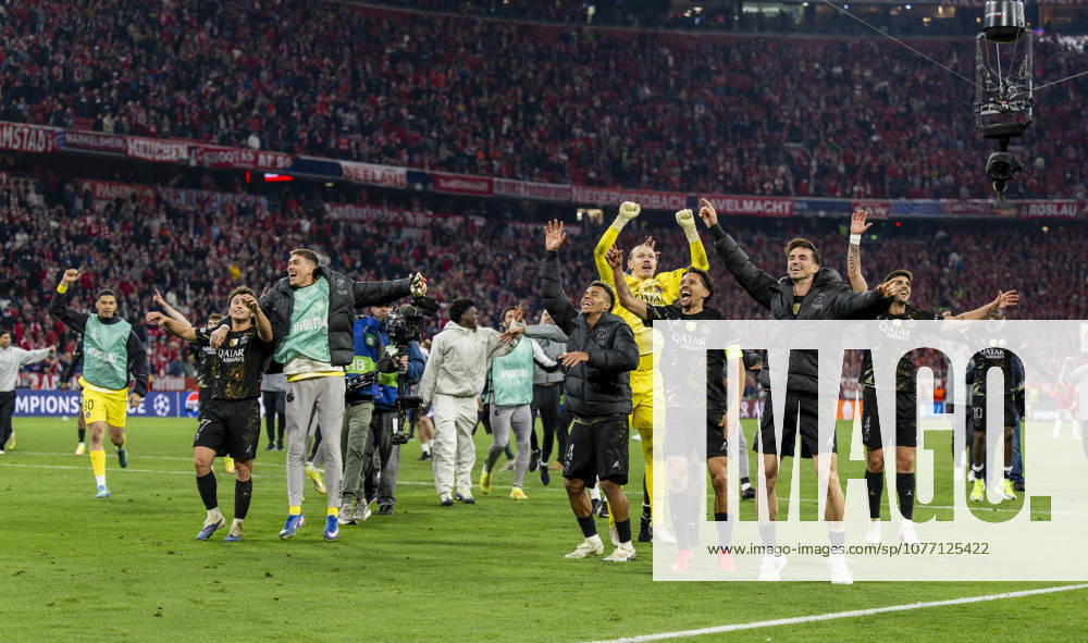 Football UEFA Champions League 2025 2026 semi-final second leg, FC Bayern Munich Paris St Germain, at the Allianz Arena Munich, Frenetic cheering after the final whistle for the Parisians to reach the final, Joao Neves FC Paris Saint Germain , goalkeeper Renato Marin, goalkeeper Matvey Safonov FC Paris Saint Germain , Desire Doue FC Paris Saint Germain , Fabian Ruiz FC Paris Saint Germain , Marquinhos FC Paris Saint Germain
