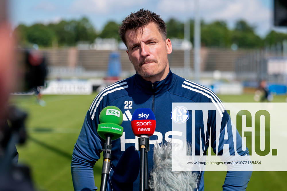 Football, Training of FC Schalke 04 Media round with goalkeeper Kevin Müller FC Schalke 04 Gelsenkirchen Training ground FC Schalke 04 NRW Germany xRHR PHOTO YYx