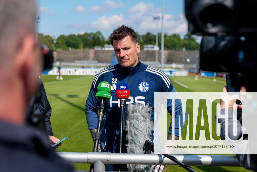 Football, Training of FC Schalke 04 Media round with goalkeeper Kevin Müller FC Schalke 04 Gelsenkirchen Training ground FC Schalke 04 NRW Germany xRHR PHOTO YYx