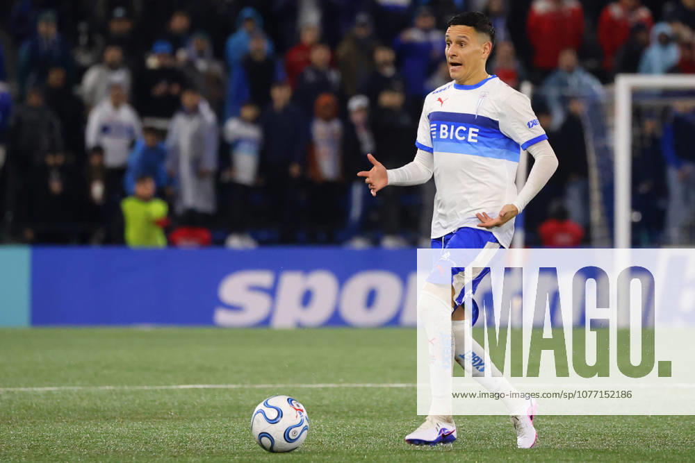 Futbol, Universidad Catolica vs Cruzeiro Fase de grupos, Copa Libertadores 2026. El jugador de Universidad Catolica Fernando Zuqui es fotografiado durante el partido de copa libertadores por el grupo D contra Cruzeiro disputado en el estadio Claro Arena en Santiago, Chile. 06 05 2026 Jonnathan Oyarzun Photosport Football, Universidad Catolica vs Cruzeiro Group stage, Copa Libertadores 2026. Universidad Catolicas player Fernando Zuqui is pictured during the copa libertadores match for group D against Cruzeiro at the Claro Arena stadium in Santiago, Chile. 06 05 2026 Jonnathan Oyarzun Photosport Universidad Catolica vs Cruzeiro, Copa Libertadores 2026