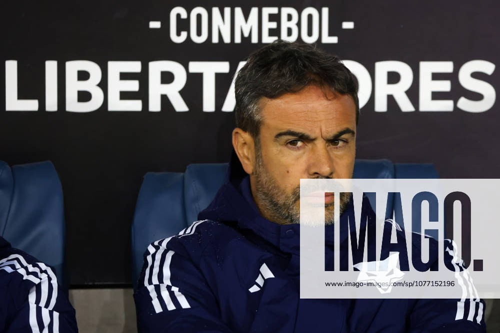 Futbol, Universidad Catolica vs Cruzeiro Fase de grupos, Copa Libertadores 2026. El entrenador de Cruzeiro Artur Jorge es fotografiado durante el partido de copa libertadores por el grupo D contra Universidad Catolica disputado en el estadio Claro Arena en Santiago, Chile. 06 05 2026 Jonnathan Oyarzun Photosport Football, Universidad Catolica vs Cruzeiro Group stage, Copa Libertadores 2026. Cruzeiros head coach Artur Jorge is pictured during the copa libertadores match for group D against Universidad Catolica at the Claro Arena stadium in Santiago, Chile. 06 05 2026 Jonnathan Oyarzun Photosport Universidad Catolica vs Cruzeiro, Copa Libertadores 2026