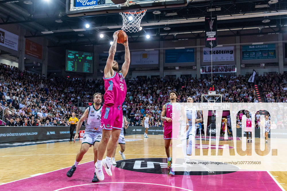 Melvin Jostmann Telekom Baskets Bonn, 12 at the basket against J J Mann VET CONCEPT Gladiators Trier, 24 , Maik Zirbes VET CONCEPT Gladiators Trier, 33 , Alijah Comithier Telekom Baskets Bonn, 02 watches Telekom Baskets Bonn vs VET CONCEPT Gladiators Trier, Basketball, easy Credit BBL, 33 Matchday, 2025 2026, 08 05 2026 Telekom Baskets Bonn vs VET CONCEPT Gladiators Trier, Basketball, easy Credit BBL, 33 Matchday, 2025 2026, 08 05 2026 Bonn