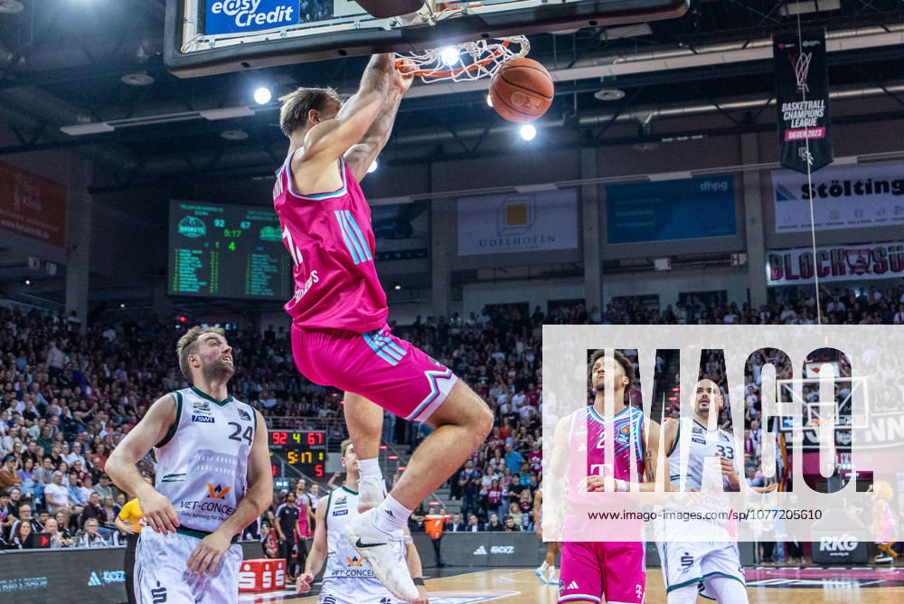 Melvin Jostmann Telekom Baskets Bonn, 12 haengt am Korb Telekom Baskets Bonn vs VET CONCEPT Gladiators Trier, Basketball, easy Credit BBL, 33 Matchday, 2025 2026, 08 05 2026 Telekom Baskets Bonn vs VET CONCEPT Gladiators Trier, Basketball, easy Credit BBL, 33 Matchday, 2025 2026, 08 05 2026 Bonn