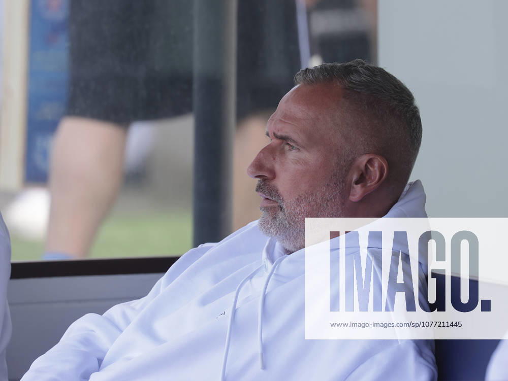 Coach Tim Walter Holstein Kiel Football, Men, Season 2025 2026, 2 BL, Holstein Stadion, Holstein Kiel vs 1 FC Magdeburg DFL REGULATIONS PROHIBIT ANY USE OF PHOTOGRAPHS AS IMAGE SEQUENCES AND OR QUASI VIDEO