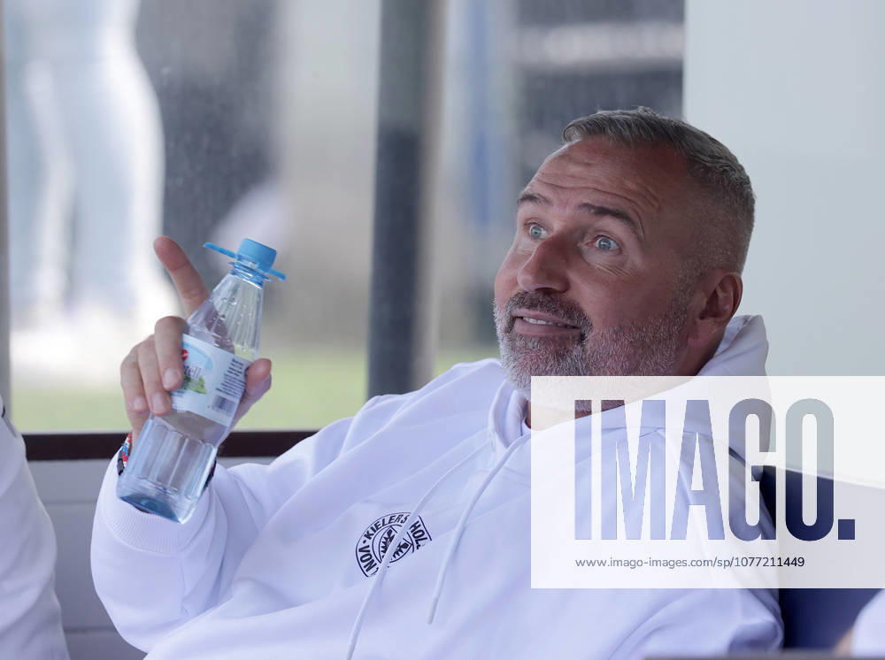 Coach Tim Walter Holstein Kiel Football, Men, Season 2025 2026, 2 BL, Holstein Stadion, Holstein Kiel vs 1 FC Magdeburg DFL REGULATIONS PROHIBIT ANY USE OF PHOTOGRAPHS AS IMAGE SEQUENCES AND OR QUASI VIDEO