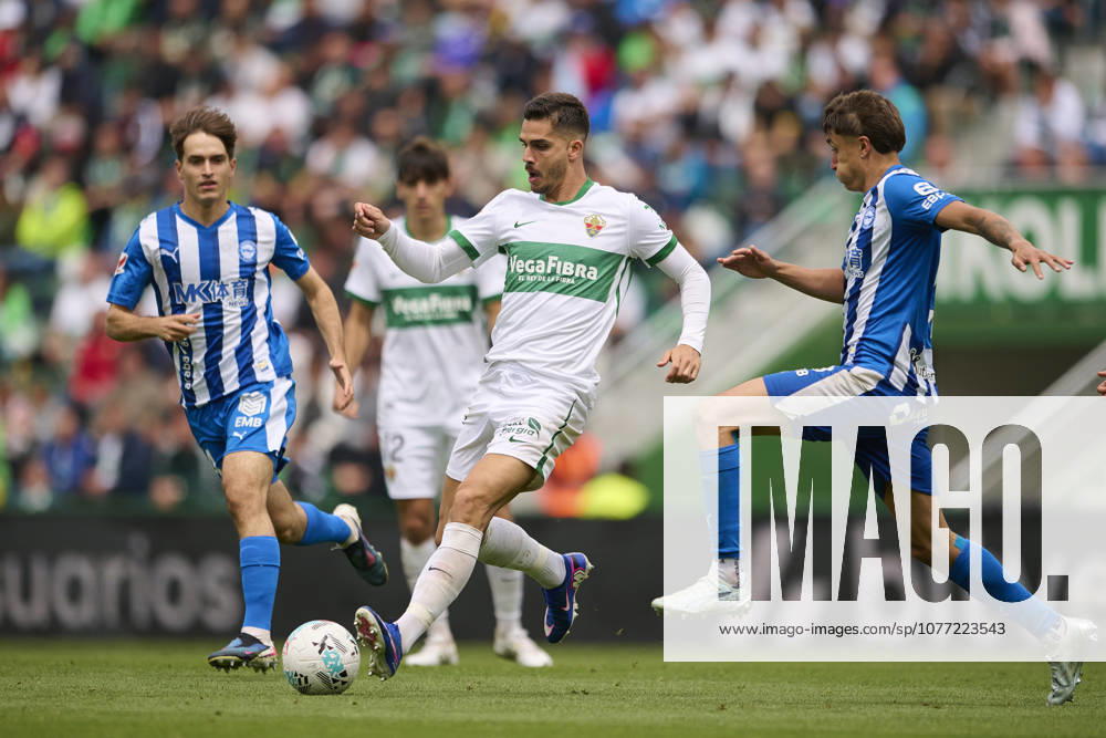 Elche CF v Deportivo Alaves - LaLiga EA Sports ELCHE, SPAIN - MAY 9: Andre Da Silva of Elche CF competes for the ball with Denis Suarez of Deportivo Alaves during to the LaLiga EA Sports match between Elche CF and Deportivo Alaves at Manuel Martinez Valero Stadium on May 9, 2026, in Elche, Spain. (Photo by Francisco Macia Photo Players Images Magara Press) Elche Martinez Valero Stadium Spain