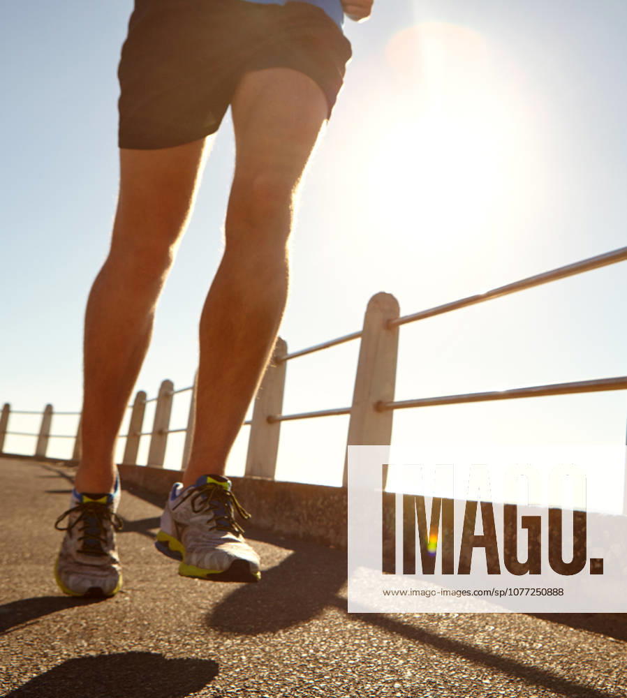 Learn to love the burn. a man jogging on the promenade (License=RF) 20263189 ,model released, Symbolfoto