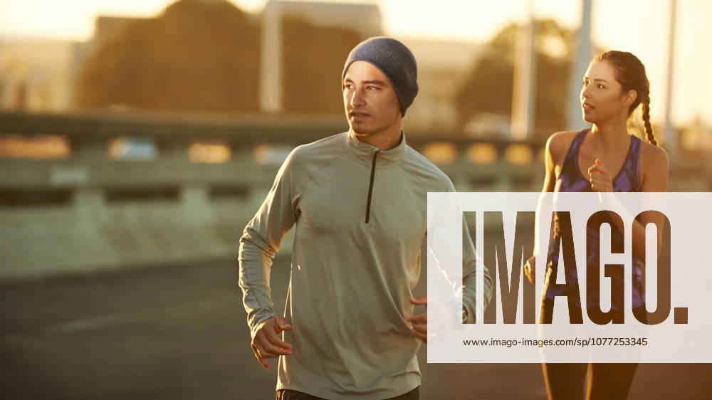 Enjoying a morning jog. two friends jogging down a road in the early morning (License=RF) 20279508 ,model released, Symbolfoto