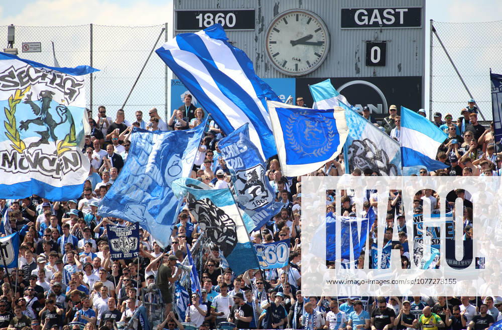Football, Men, 3 Liga, Season 2025 2026, TSV 1860 Munich FC Ingolstadt 04, Grünwalder Stadion fans in the West Curve, Ultras, TSV 1860 Munich, flag, flags, atmosphere, choreo