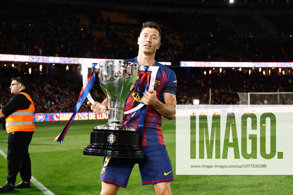 Robert Lewandowski (Barcelona), MAY 10, 2026 - Football Soccer : Lewandowski take a ligue trophy after winning Spanish LaLiga EA Sports match between FC Barcelona, Barca - Real Madrid CF at the Spotify Camp Nou in Barcelona, Spain. Noxthirdxpartyxsales aflo_329906517