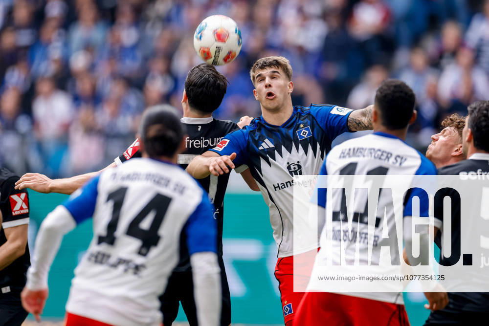 Football, 1 Bundesliga 2025 26, Hamburger SV SC Freiburg Igor Matanovic SC Freiburg, 31 , Luka Vuskovic Hamburger SV, 44 DFL REGULATIONS PROHIBIT ANY USE OF PHOTOGRAPHS AS IMAGE SEQUENCES AND OR QUASI VIDEO