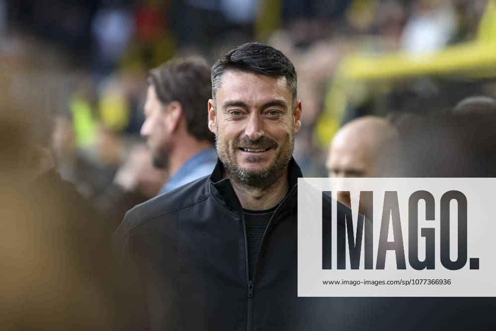 GER, Football, Men, 1 BL, Season 2025 2026, Borussia Dortmund Eintracht Frankfurt Coach Albert Riera SGE watches Dortmund Signal Iduna Park North Rhine-Westphalia Germany