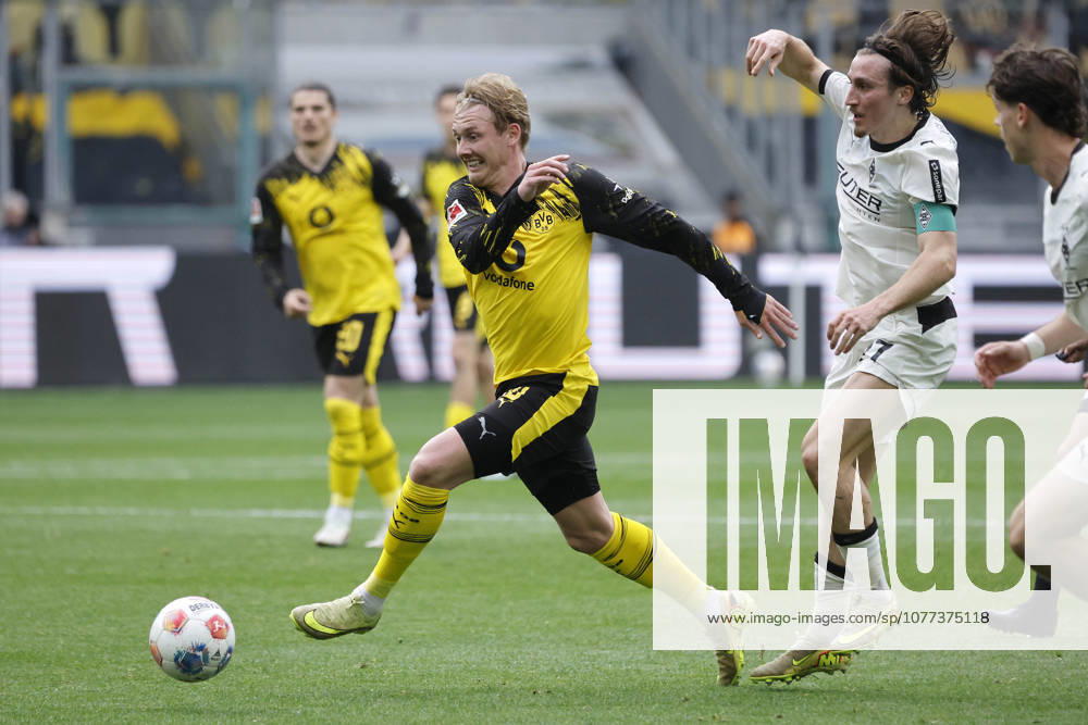 Moenchengladbach, Germany, Germany 1 Soccer Bundesliga, Matchday 32, Borussia Moenchengladbach Borussia Dortmund 1 0 03 05 2026 at Borussia Park in Moenchengladbach Julian BRANDT BVB left and Rocco REITZ MG 2 from right Photo Norbert Schmidt, Duesseldorf