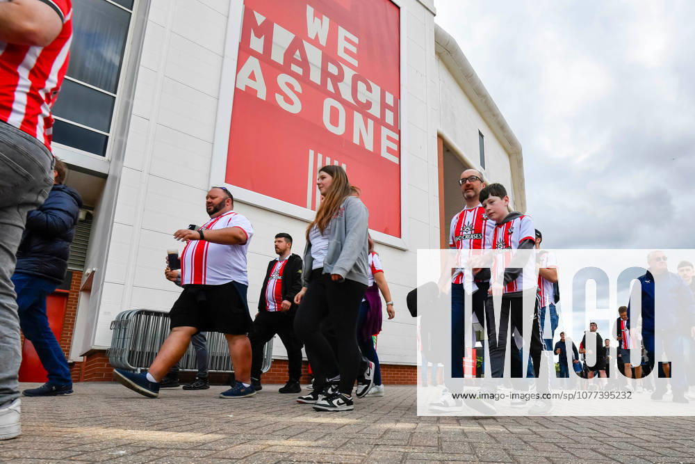 Southampton v Middlesbrough, EFL Sky Bet Championship, Play Off Second Leg Southampton fans arriving ahead of the EFL Sky Bet Championship Play Off Second Leg match between Southampton and Middlesbrough at the St Mary s Stadium, Southampton, UK on 12 May 2026. Southampton St Mary s Stadium Hampshire UK Editorial use only DataCo restrictions apply See www.football-dataco.com ,