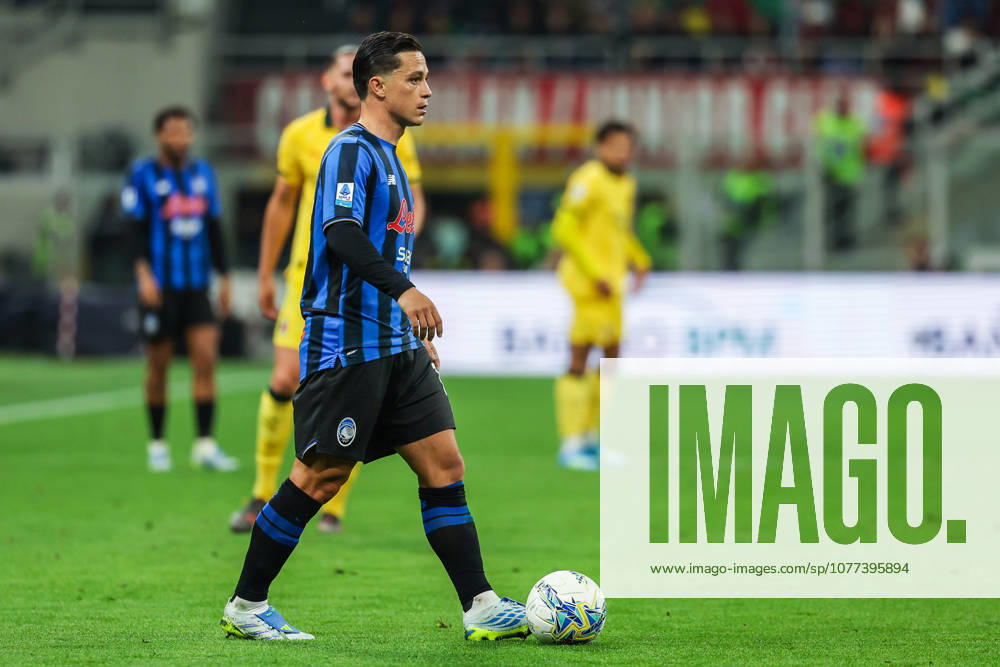 AC Milan vs Atalanta BC, Serie A football, Milano, Italy Giacomo Raspadori of Atalanta BC seen in action during Serie A 2025 26 football match between AC Milan and Atalanta BC at San Siro Stadium in Milan, Italy Italy, Milan, Milan, San Siro Stadium