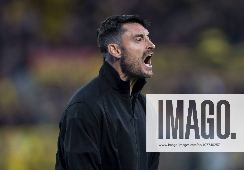 Einzelbild, Single image Albert Riera Eintracht Frankfurt, Trainer gibt Anweisungen, gestikuliert, mit den Armen gestikulieren, gives instructions, gesticulate, gesticolando, emotionen Borussia Dortmund Eintracht Frankfurt, 33 Spieltag, 1 Bundesliga in Dortmund, Signal Iduna Park DFL regulations prohibit any use of photographs as image sequences and or quasi video