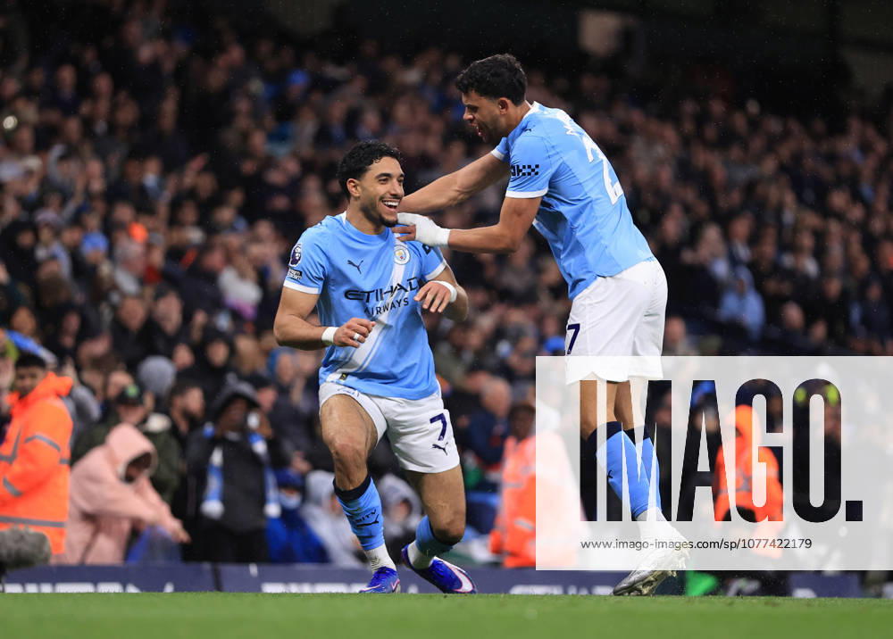 Fußball Premier League Manchester City gegen Crystal Palace 13. Mai 2026 Premier League Manchester City gegen Crystal Palace Omar Marmoush von Manchester City feiert seinen zweiten Treffer mit Matheus Nunes Foto Simon Stacpoole Abseits Manchester UK