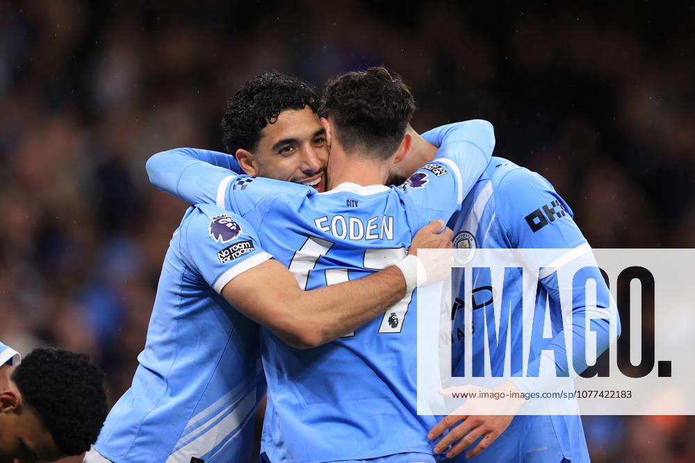 Fußball Premier League Manchester City gegen Crystal Palace 13. Mai 2026 Premier League Manchester City gegen Crystal Palace Omar Marmoush von Manchester City feiert seinen zweiten Treffer mit seinen Teamkollegen Foto Simon Stacpoole Abseits Manchester UK