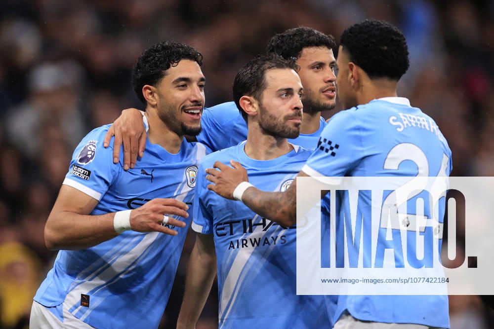 Fußball Premier League Manchester City gegen Crystal Palace 13. Mai 2026 Premier League Manchester City gegen Crystal Palace Omar Marmoush von Manchester City feiert seinen zweiten Treffer mit seinen Teamkollegen Foto Simon Stacpoole Abseits Manchester UK