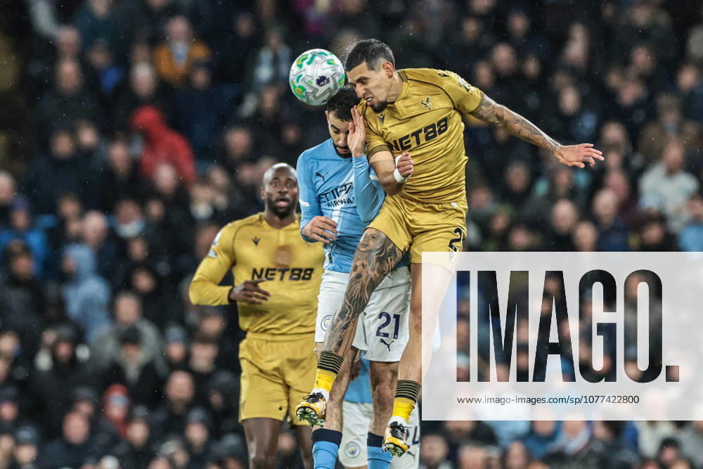 Premier League: Manchester City v Crystal Palace Daniel Munoz of Crystal Palace jumps up to win the high ball during the Premier League match Manchester City vs Crystal Palace at Etihad Stadium, Manchester, United Kingdom on 13 May 2026 (Photo by Mark Cosgrove News Images) Manchester Etihad Stadium Greater Manchester United, ManU Kingdom