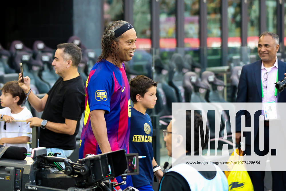 Barcelona Legend Ronaldinho (10) leads his team out prior to The Legends Cup game between Barcelona Legends and Real Madrid Leyendas at Inter Miami CF Stadium in Fort Lauderdale. Fort Lauderdale USA - ZUMAa257 20260509_zsp_a257_001