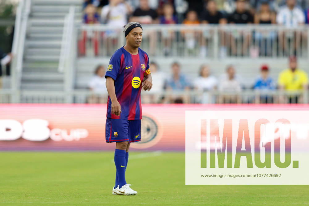 Barcelona Legend Ronaldinho (10) looks on during The Legends Cup game between Barcelona Legends and Real Madrid Leyendas at Inter Miami CF Stadium in Fort Lauderdale. Fort Lauderdale USA - ZUMAa257 20260509_zsp_a257_008