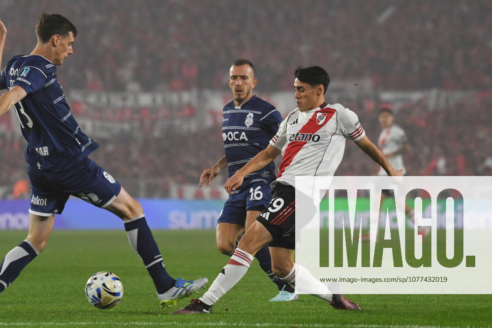 River Plate v Gimnasia y Esgrima La Plata - Torneo Apertura 2026 Santiago Lencina of River Plate competes for the ball with German Conti of Gimnasia y Esgrima LP during the 2026 Copa de la Liga playoff match between River Plate and Gimnasia y Esgrima de La Plata at the Estadio Monumental on May 13, 2026. Buenos Aires Argentina