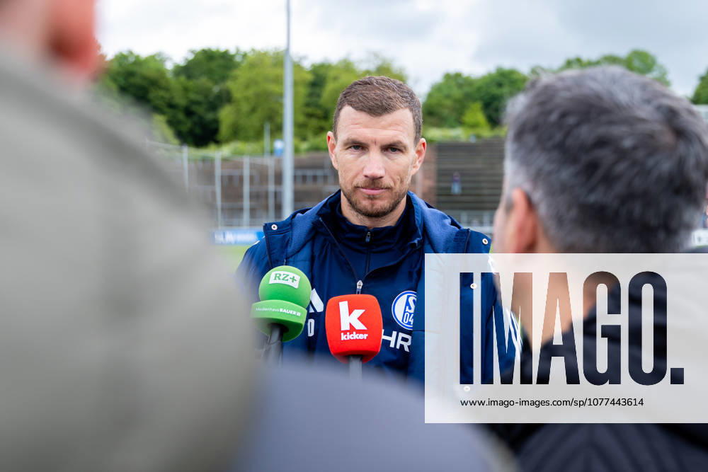Football, Training of FC Schalke 04 Media round with Edin Dzeko FC Schalke 04 Gelsenkirchen Training ground FC Schalke 04 NRW Germany xRHR PHOTO YYx