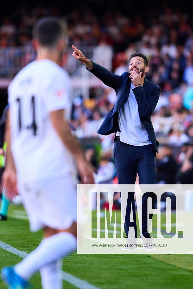 Valencia CF v Rayo Vallecano - LaLiga EA Sports VALENCIA, SPAIN - MAY 14: Carlos Corberan, head coach of Valencia CF indicates during to the LaLiga EA Sports match between Valencia CF and Rayo Vallecano at Estadio Mestalla on May 14, 2026 in Valencia, Spain. (Photo by Jose Torres Photo Players Images Magara Press) Valencia Estadio Mestalla Spain