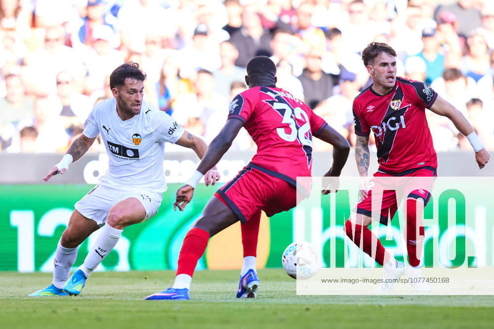 Valencia CF v Rayo Vallecano - LaLiga EA Sports VALENCIA, SPAIN - MAY 14: Hugo Duro of Valencia CF competes for the ball with Pep Chavarria of Rayo Vallecano during to the LaLiga EA Sports match between Valencia CF and Rayo Vallecano at Estadio Mestalla on May 14, 2026 in Valencia, Spain. (Photo by Jose Torres Photo Players Images Magara Press) Valencia Estadio Mestalla Spain