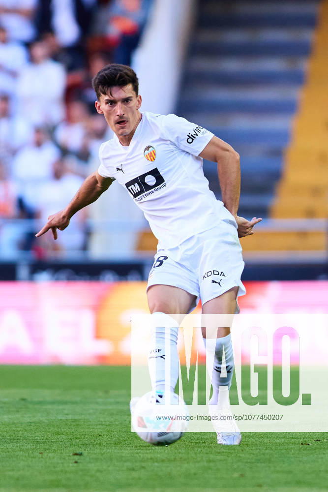 Valencia CF v Rayo Vallecano - LaLiga EA Sports VALENCIA, SPAIN - MAY 14: Jose Luis Garcia Pepelu of Valencia CF passes the ball during to the LaLiga EA Sports match between Valencia CF and Rayo Vallecano at Estadio Mestalla on May 14, 2026 in Valencia, Spain. (Photo by Jose Torres Photo Players Images Magara Press) Valencia Estadio Mestalla Spain