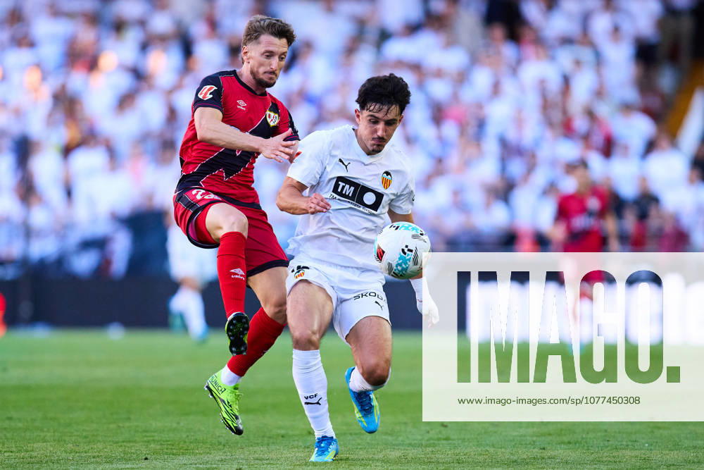 Valencia CF v Rayo Vallecano - LaLiga EA Sports VALENCIA, SPAIN - MAY 14: Ivan Balliu of Rayo Vallecano competes for the ball with Diego Lopez of Valencia CF during to the LaLiga EA Sports match between Valencia CF and Rayo Vallecano at Estadio Mestalla on May 14, 2026 in Valencia, Spain. (Photo by Jose Torres Photo Players Images Magara Press) Valencia Estadio Mestalla Spain